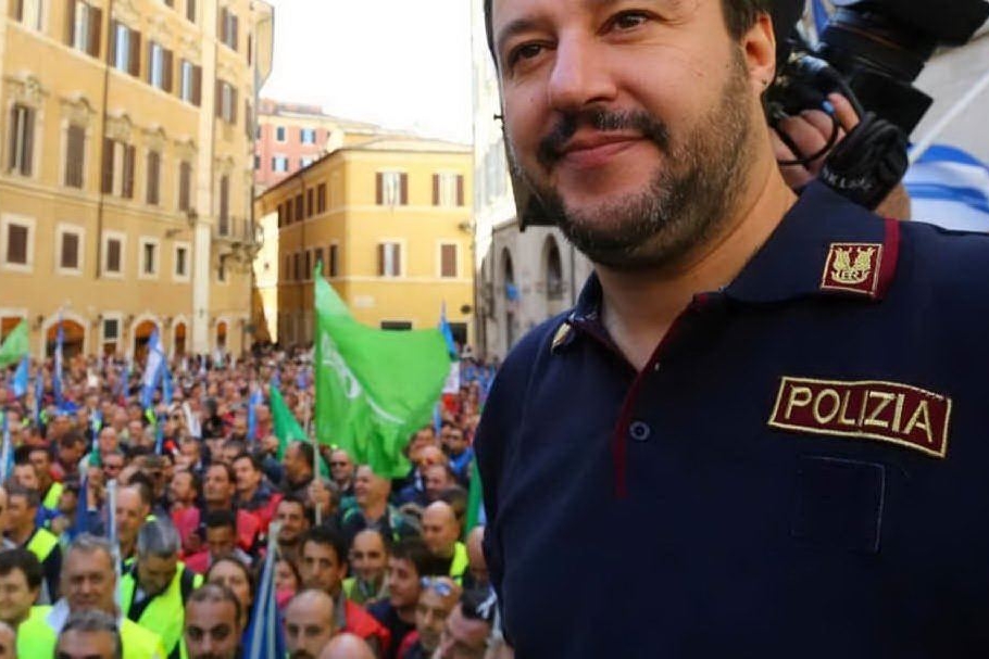 Matteo Salvini con la maglia della polizia (Ansa)
