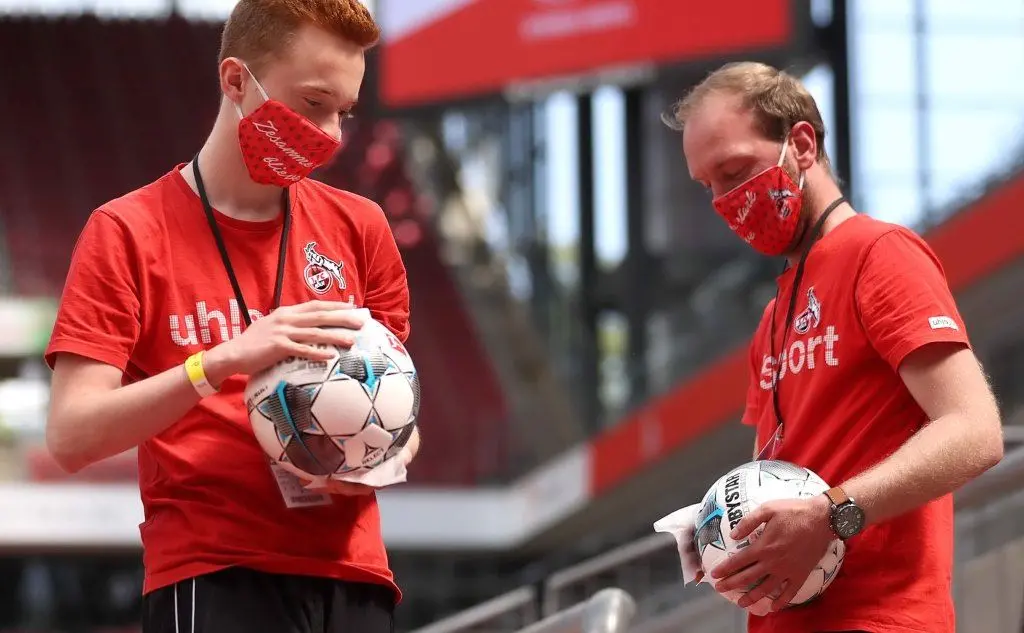 Bundesliga, mascherine, disinfezioni ed esultanze gomito a gomito