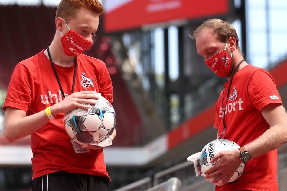 Bundesliga, mascherine, disinfezioni ed esultanze gomito a gomito