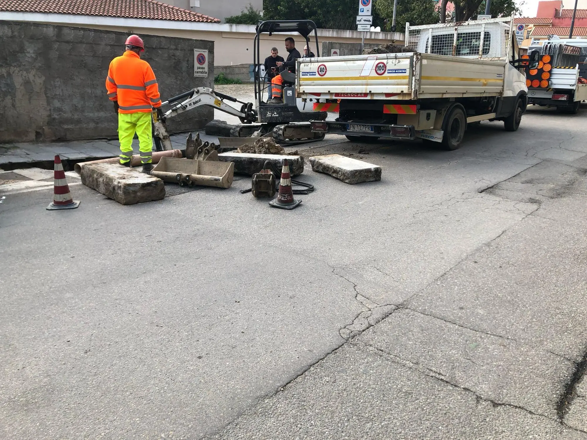 Gli operai al lavoro nel Corso (Foto: Marco Scano)