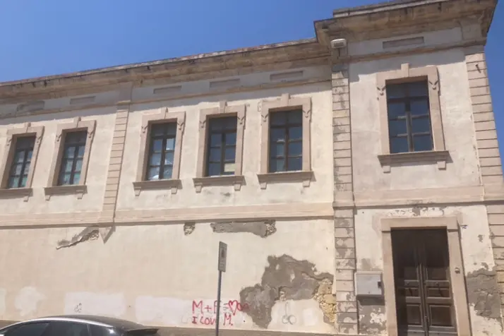 La storica scuola De Amicis a Porto Torres (foto Pala)