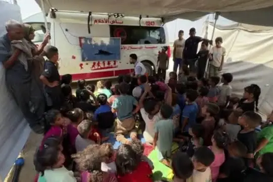 Gaza, un'ambulanza colpita diventa il "Bus dei sogni" per i bambini