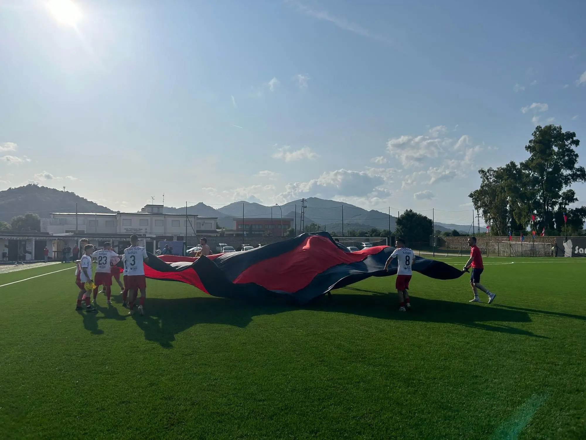 I giocatori del Tortolì festeggiano in campo al termine della finale playoff di Promozione contro il Sant'Elena (foto Secci)