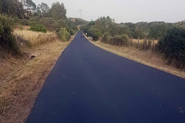 Il nuovo asfalto sulla strada (foto L'Unione Sarda - Pintori)