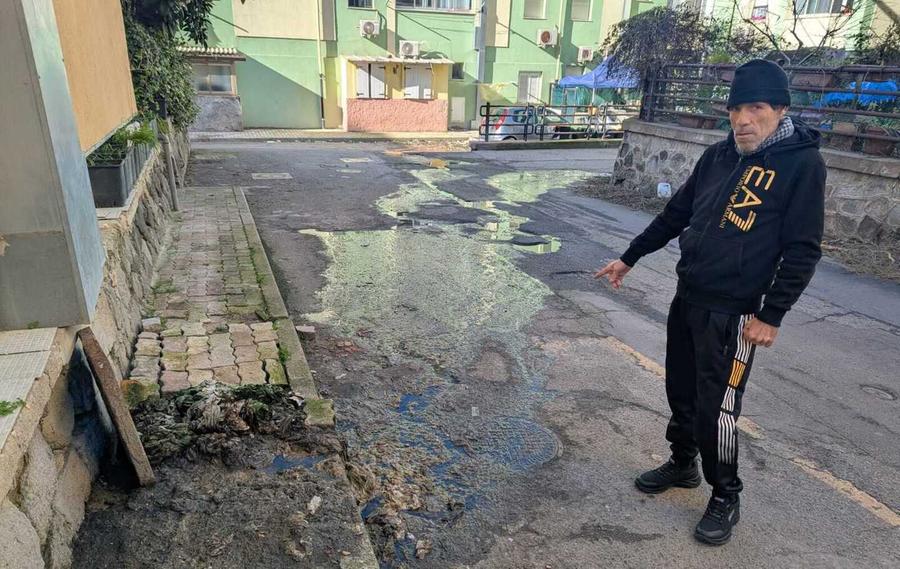 Esplodono le fognature, fiumi di liquami invadono le strade e i marciapiedi