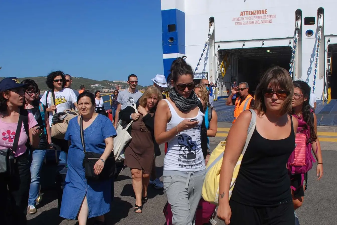 Passeggeri appena sbarcati (L'Unione Sarda)