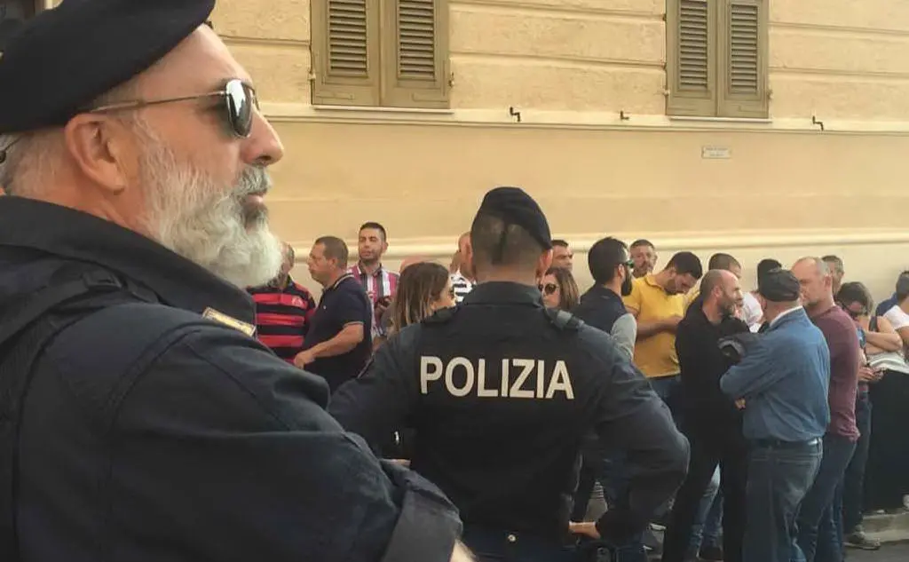 Pastori e polizia fuori dal palazzo della Regione (foto L'Unione Sarda - Serusi)