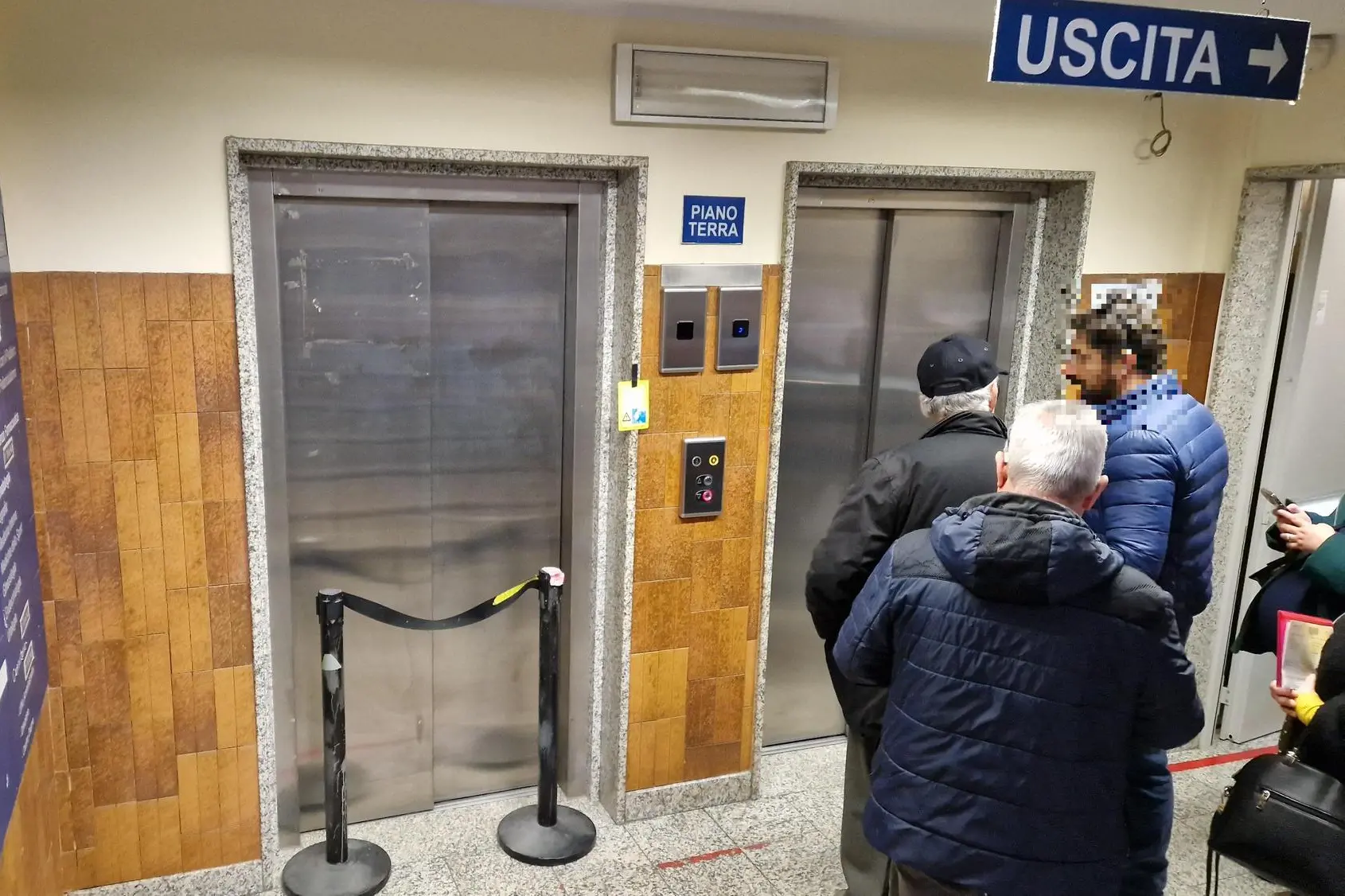 Pazienti in fila davanti all’unico ascensore funzionante negli ambulatori della Asl di via Turati (g.da.)