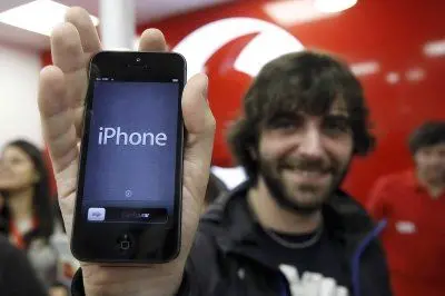 Un fan di Apple con un "esemplare" di iPhone 5 appena acquistato