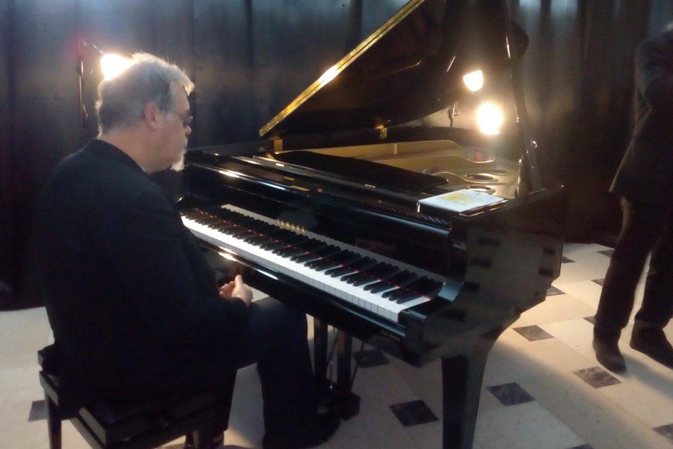 Villacidro, Peter Waters inaugura il pianoforte a coda in municipio