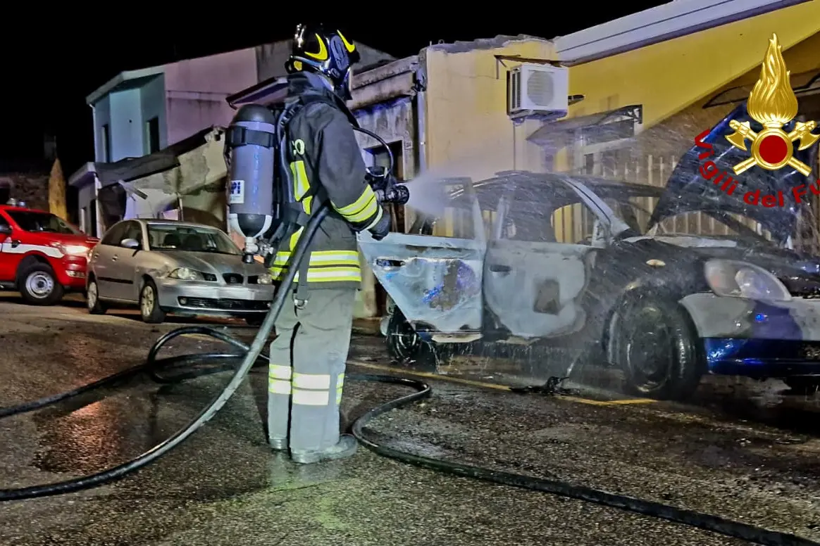 Auto in fiamme a Santa Giusta (foto vigili del fuoco)
