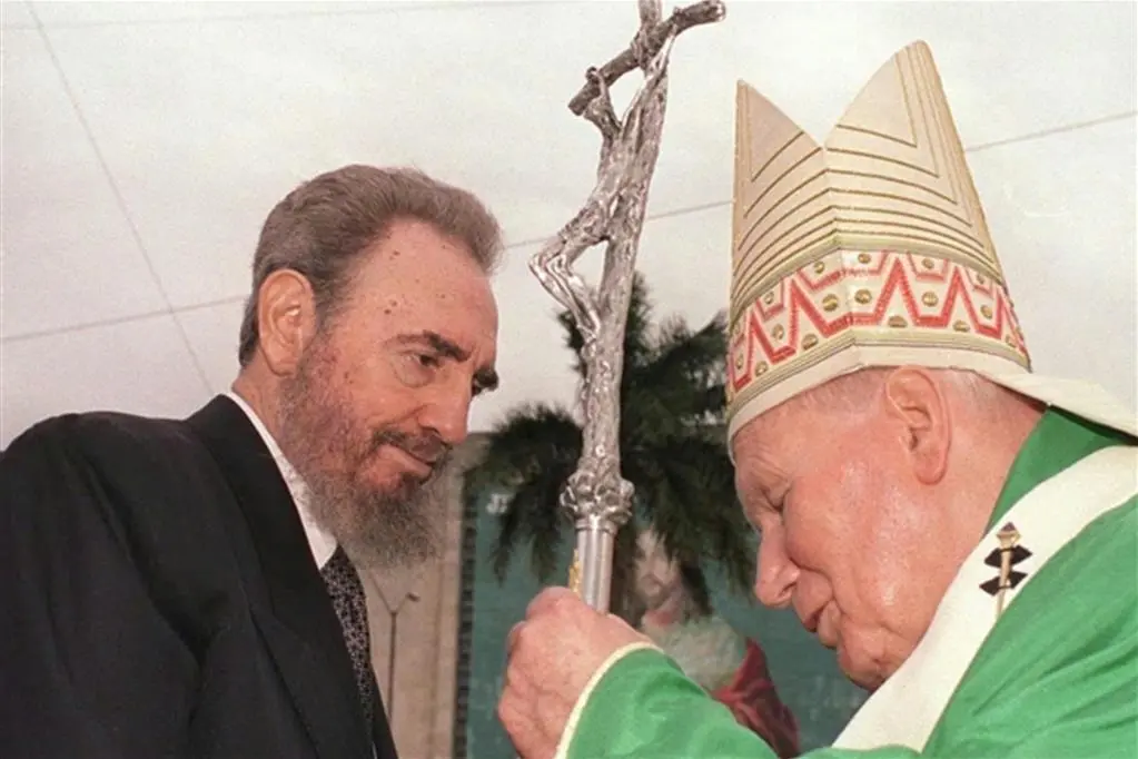 Ricorre oggi il 25esimo anniversario del viaggio a Cuba di papa Giovanni Paolo II. Nell'occasione Wojtyla incontrò anche Fidel Castro.  Un faccia a faccia storico tra il capo della Chiesa cattolica e il lìder maximo dell'isola comunista.  (Unioneonline/l.f.)