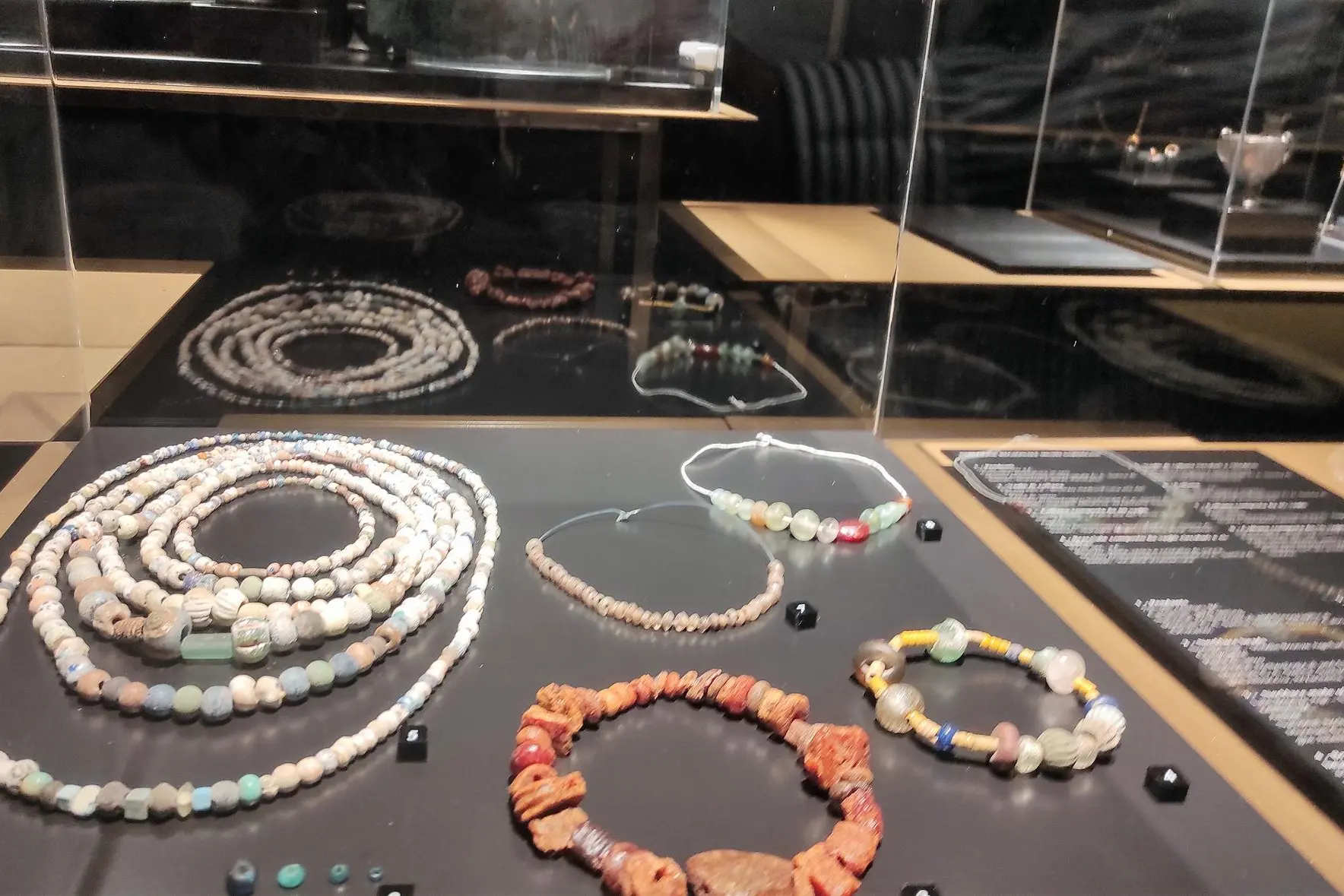 Una teca della mostra sui gioielli al Museo Sanna (foto Marras)