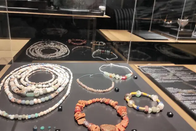 Una teca della mostra sui gioielli al Museo Sanna (foto Marras)