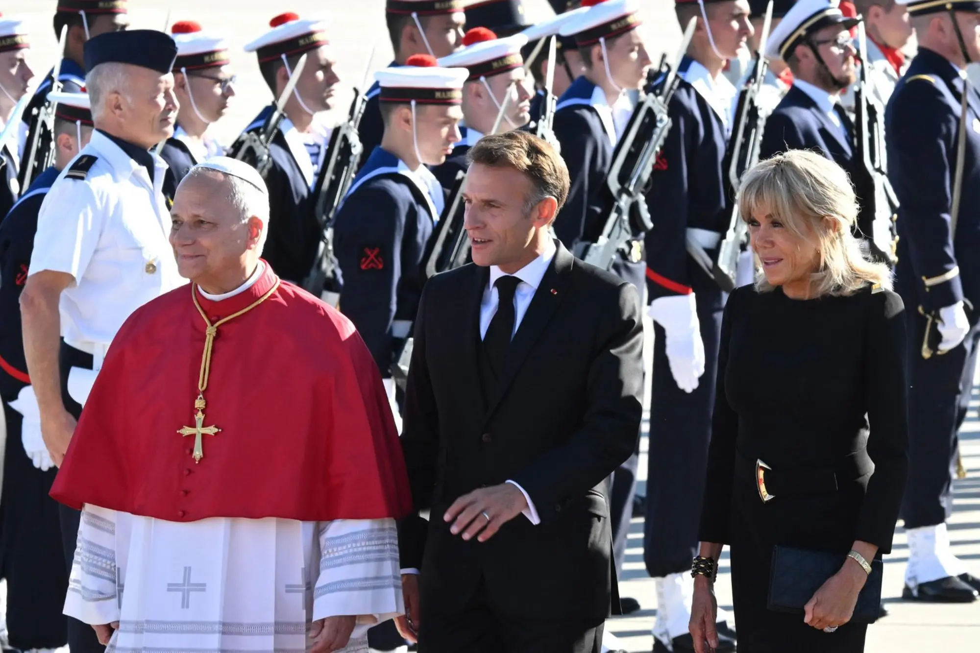 Fine vita, riarmo, laicità: Papa Leone richiama la Francia. Poi il nuovo duello a distanza con Trump Il presidente francese Emmanuel Macron, insieme alla première dame Brigitte, accoglie Papa Leone XIV sulla pista dell'aeroporto di Orly, a sud di Parigi, per l'inizio del viaggio apostolico in Francia, 25 settembre 2026 ANSA / Maurizio Brambatti---- French President Emmanuel Macron, whit his première dame Brigitte, welcomes Pope Leo XIV on the tarmac at Orly Airport, south of Paris, at the start of his apostolic journey to France, September 25, 2026. ANSA / Maurizio Brambatti