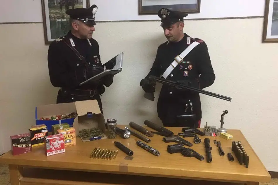 I carabinieri e le armi sequestrate con le relative munizioni