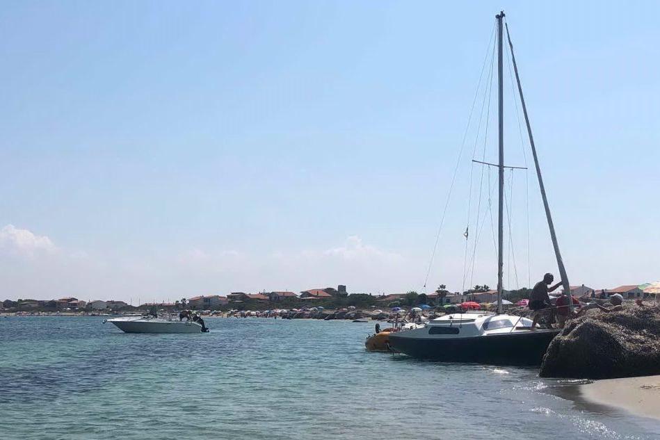 Diportisti maleducati a Sa Marigosa: attraccano in spiaggia in mezzo ai bagnanti