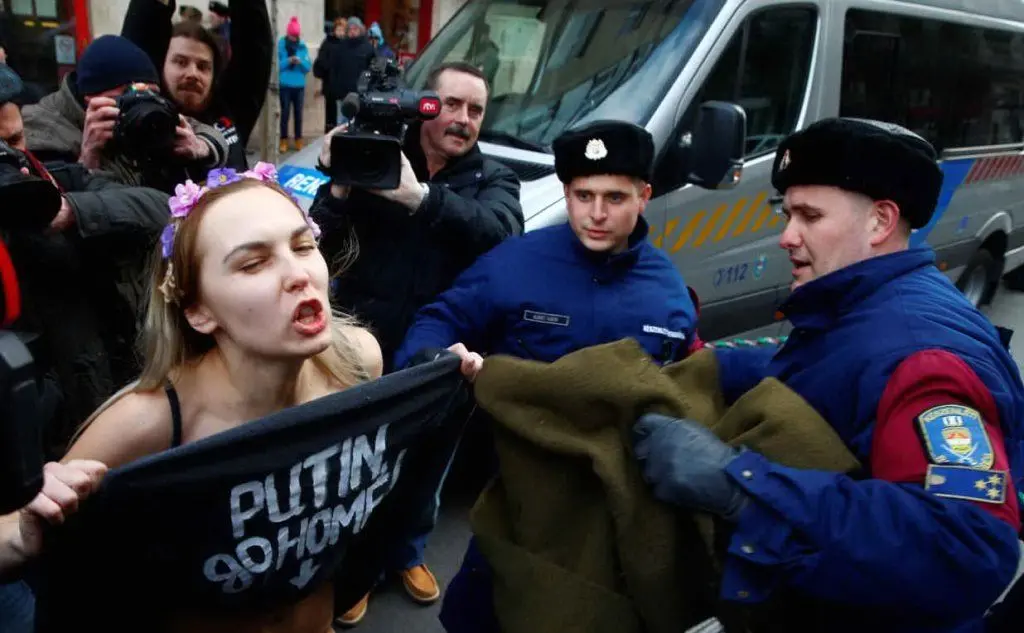 La protesta di un'attivista contro Vladimir Putin