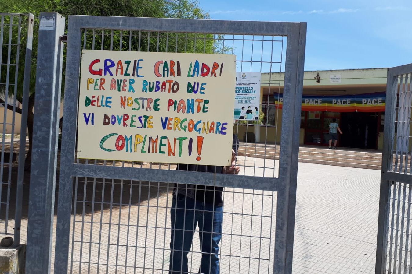 Il cartello affisso fuori dalla scuola a Quartu dopo il furto delle piante (foto Giorgia Daga)