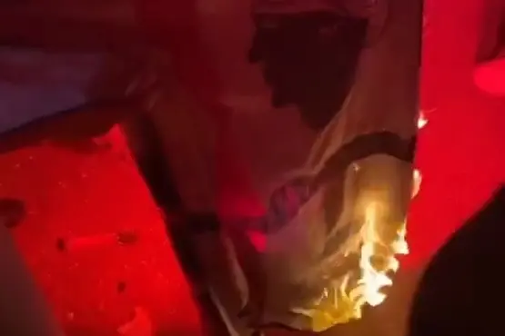 Un frame del video del fuoco alla bandiera