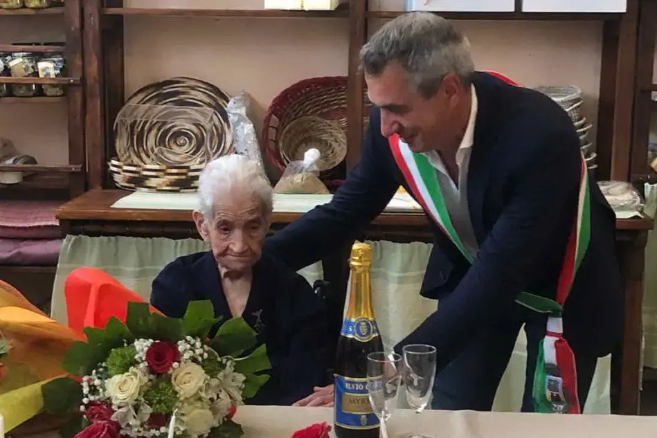 La centenaria con il sindaco (foto Orbana)