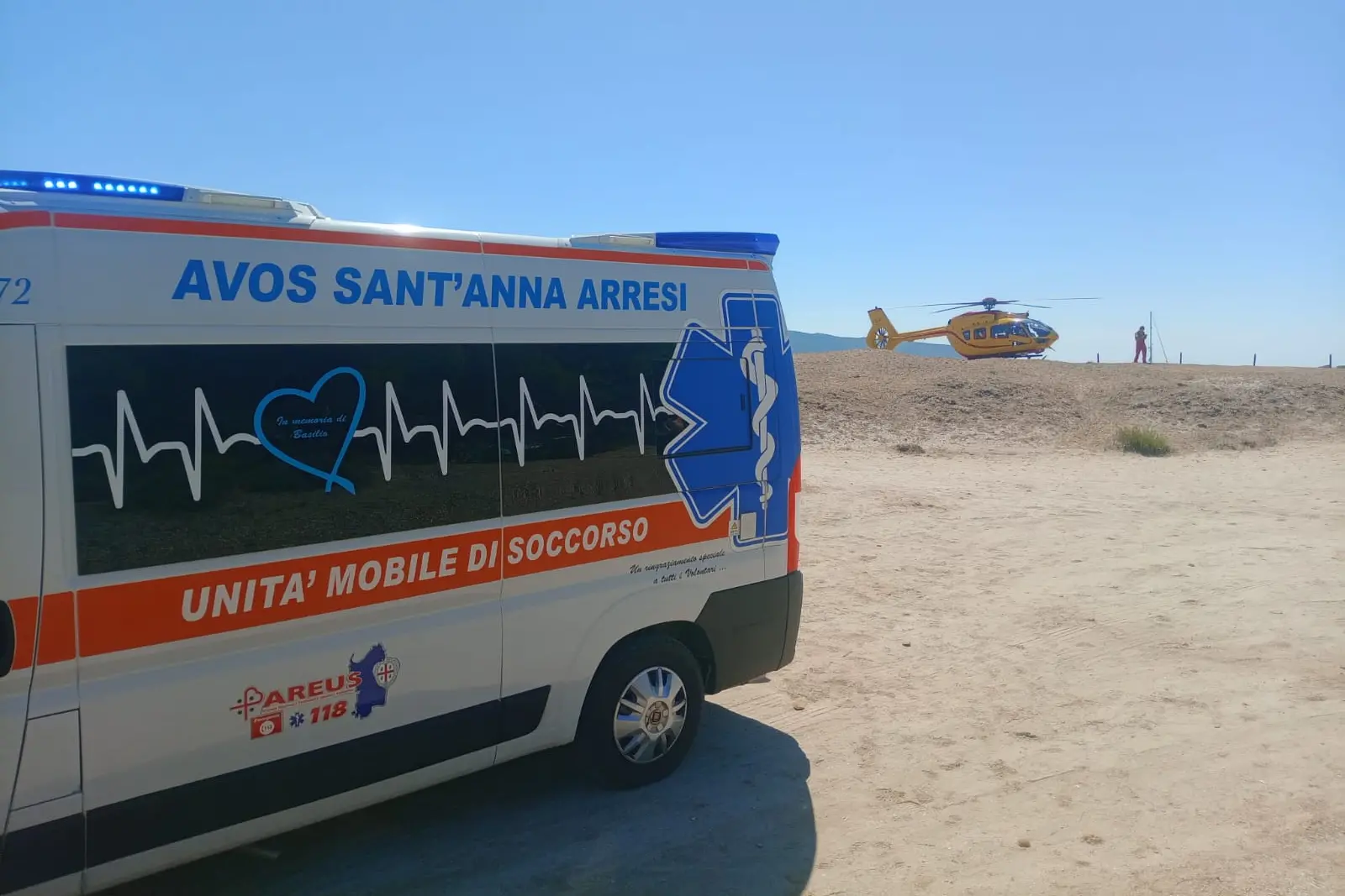 Porto Pino, i mezzi di soccorso nel tratto tra la prima e la seconda spiaggia (Foto Fabio Murru)
