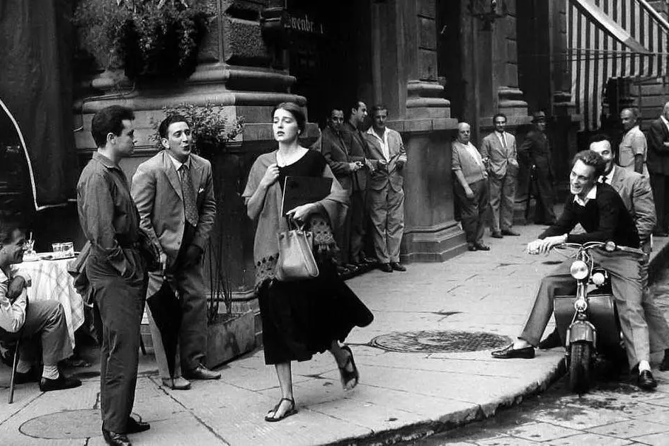 La famosissima foto scattata nel 1951 da Ruth Orkin a Ninalee Craig a Firenze (foto archivio Ansa)