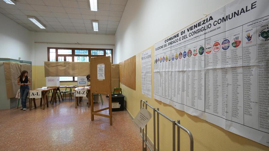 Amministrative, urne aperte in 749 Comuni: si vota fino alle 23, alle 12 affluenza sotto il 15%
