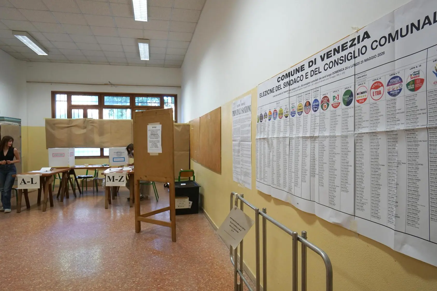 Seggio elettorale nel centro storico di Venezia (foto Ansa)