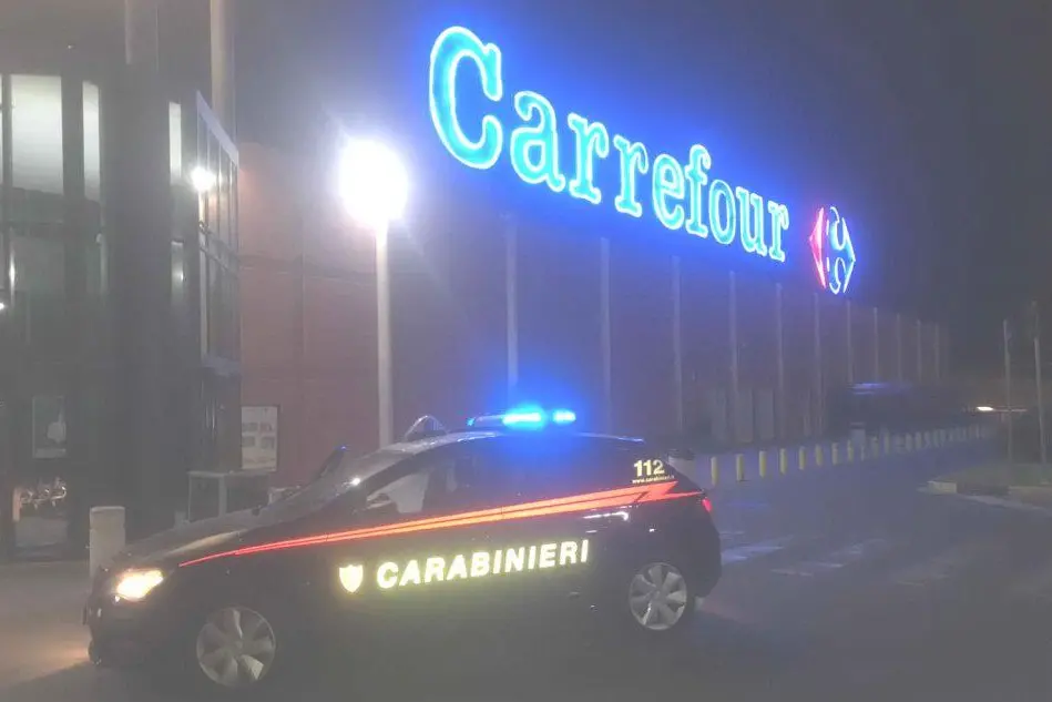 I militari al Carrefour (foto Raffaele Serreli)