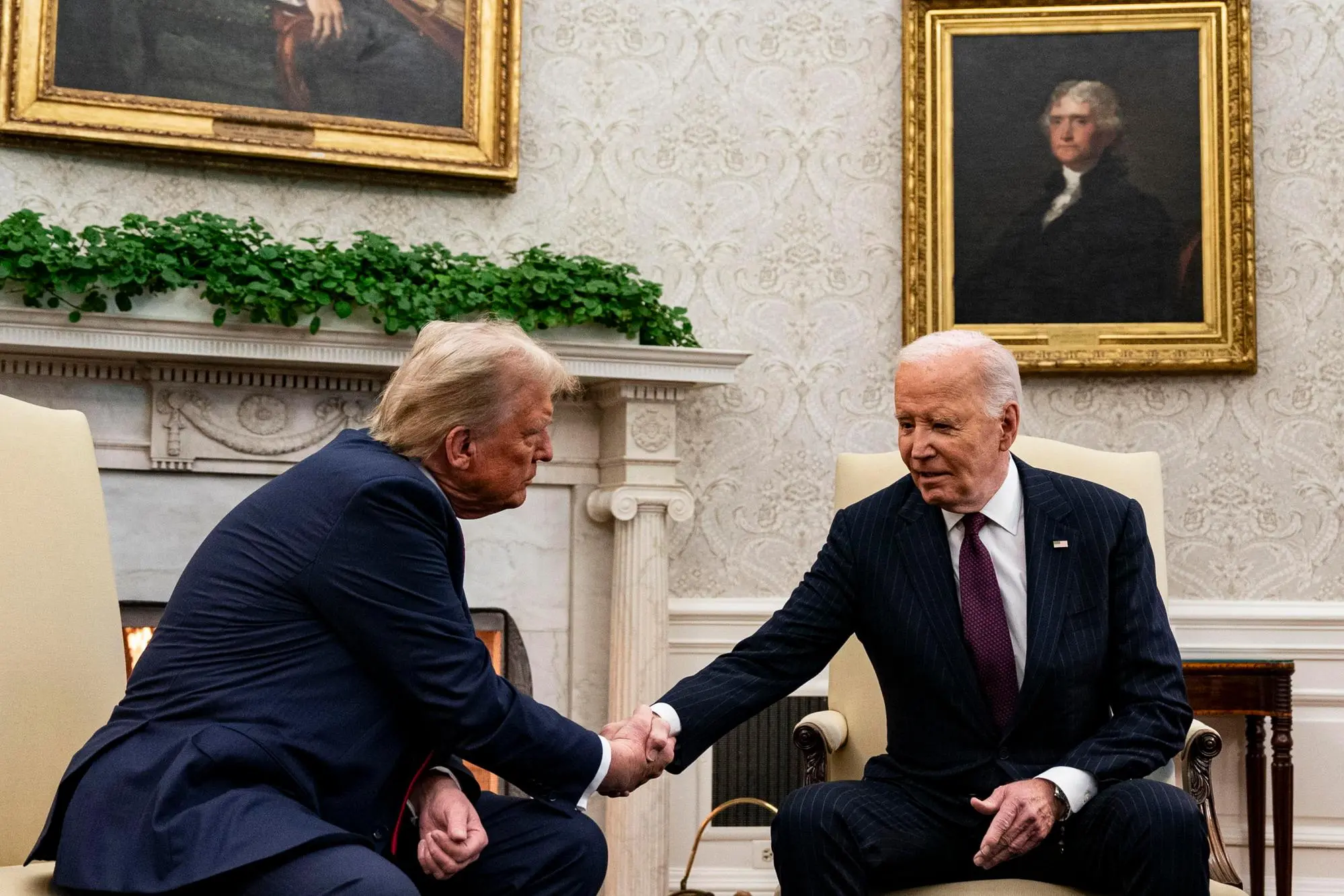 La stretta di mano tra Biden e Trump nello Studio Ovale (Ansa-Epa)