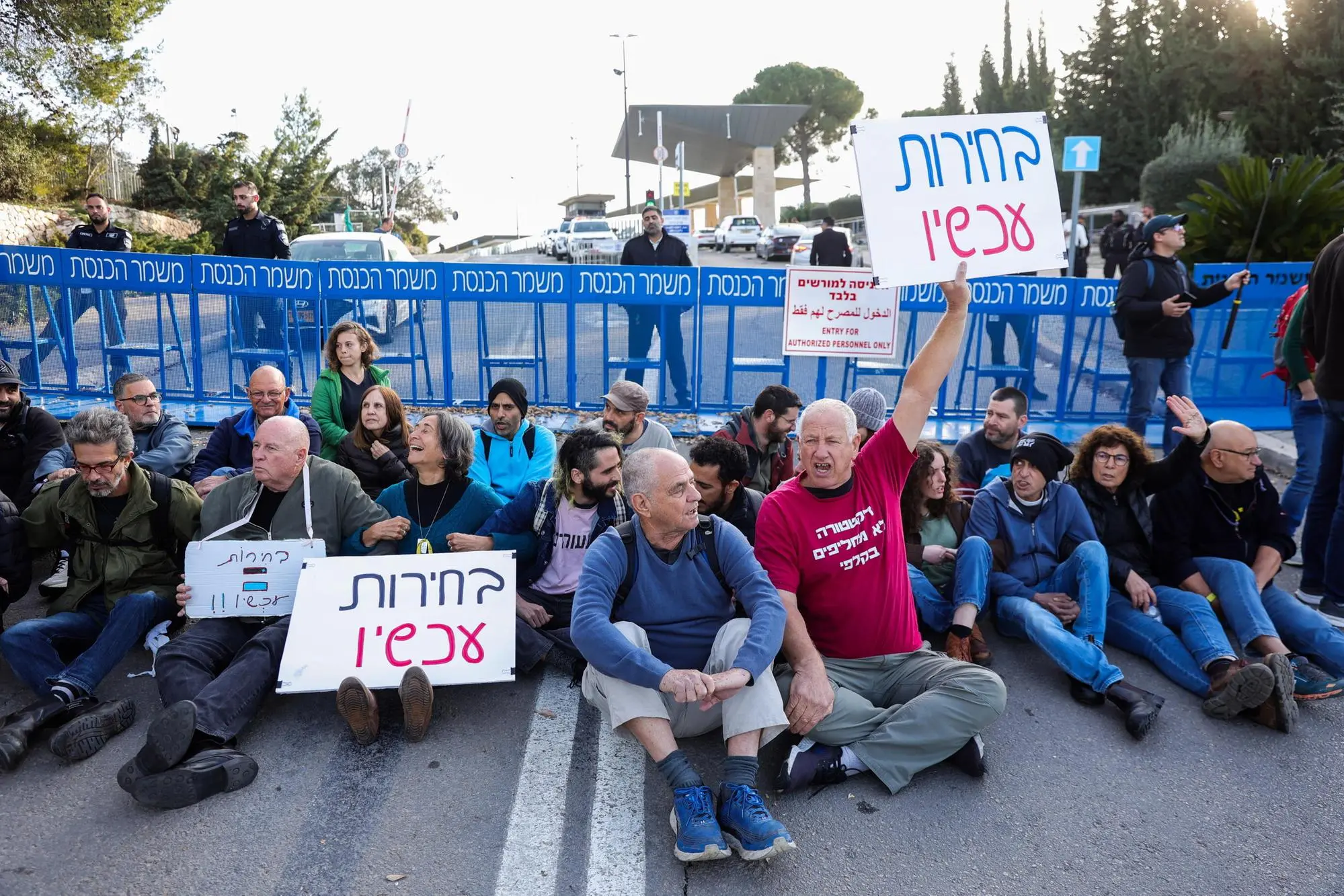 Una manifestazione contro Netanyahu (Ansa-Epa)