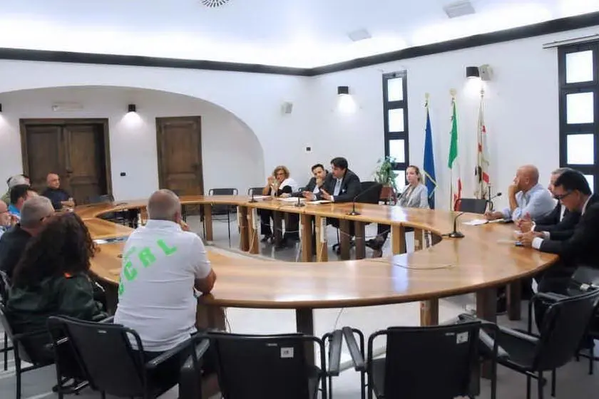 L'incontro tra il governatore e la delegazione sindacale di Forestas (foto Regione Sardegna)