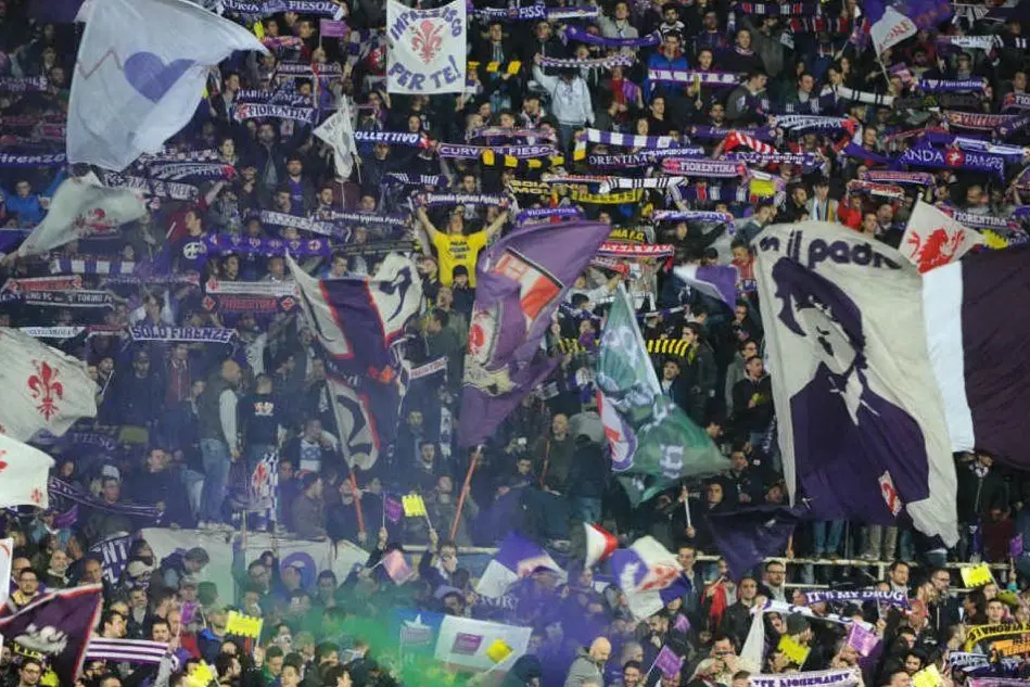 La curva della Fiorentina (Ansa)