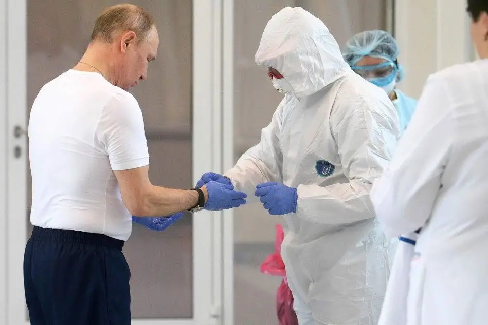 Putin durante le operazioni di &quot;vestizione &quot;(Ansa/Epa)