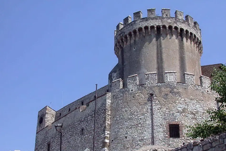 Il castello di Nerola (Wikipedia)