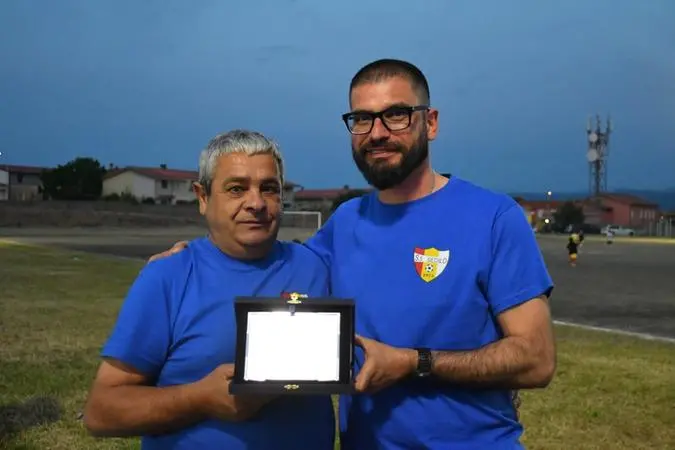 Il presidente Marco Cuscusa premia Pino Sardara