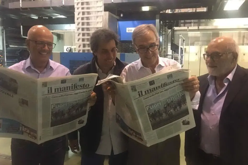 &quot;il manifesto&quot; fresco di stampa ieri notte tra le rotative dell'Unione Sarda (Foto Veronica Fadda)