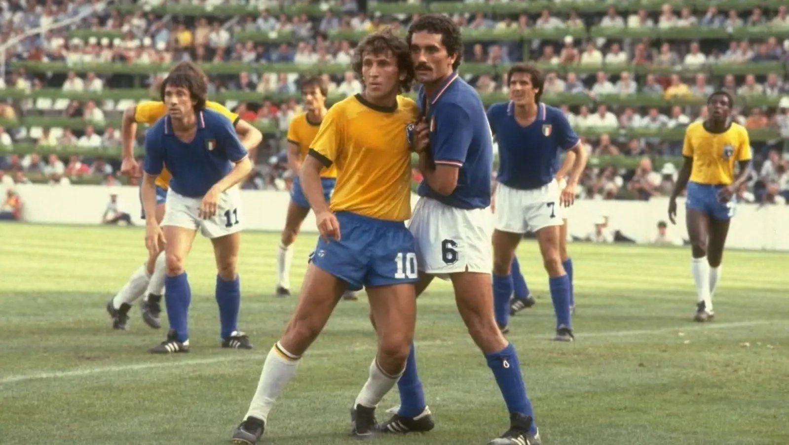 Gentile e Zico nello straordinario match Italia Brasile 3-2 del Mundial '82 in Spagna (archivio)