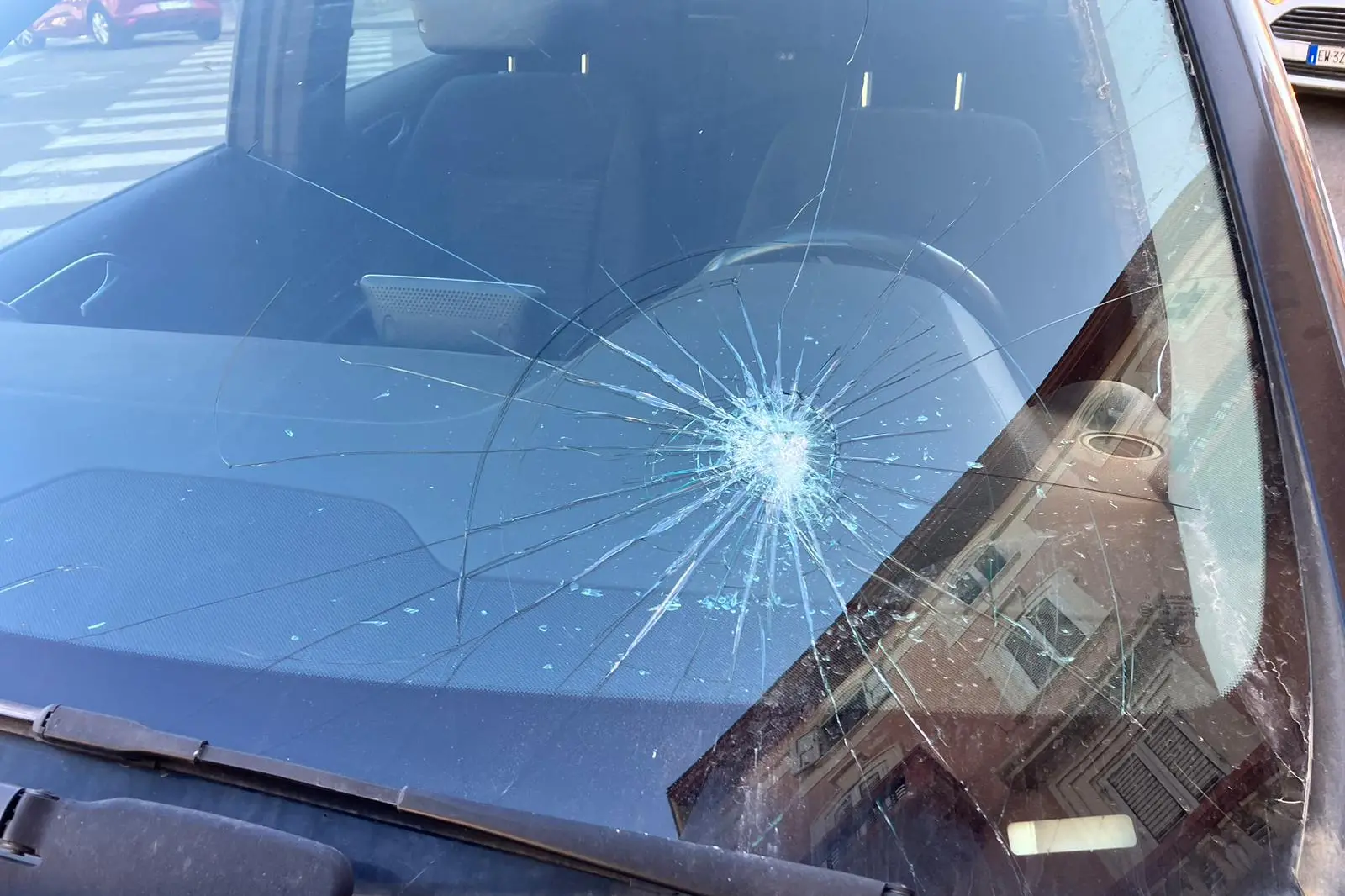L'auto danneggiata in via Quesada
