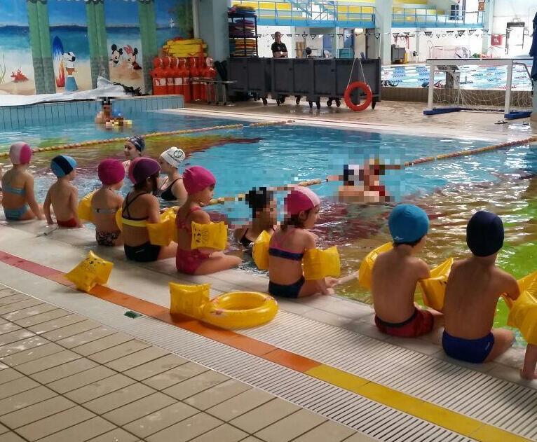Campeggio e piscina per i ragazzi