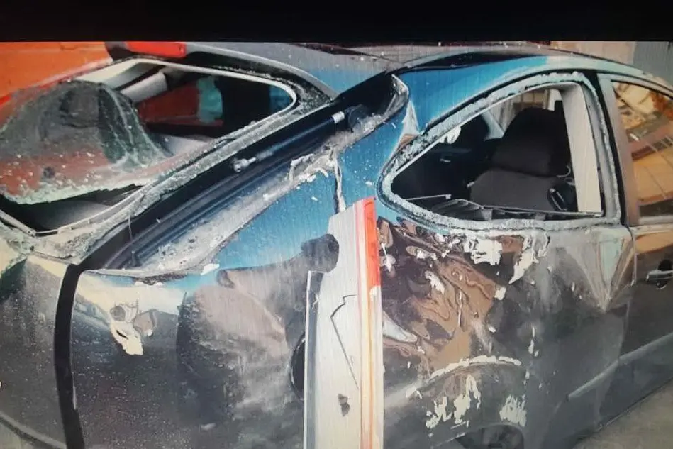 L'auto danneggiata nell'attentato