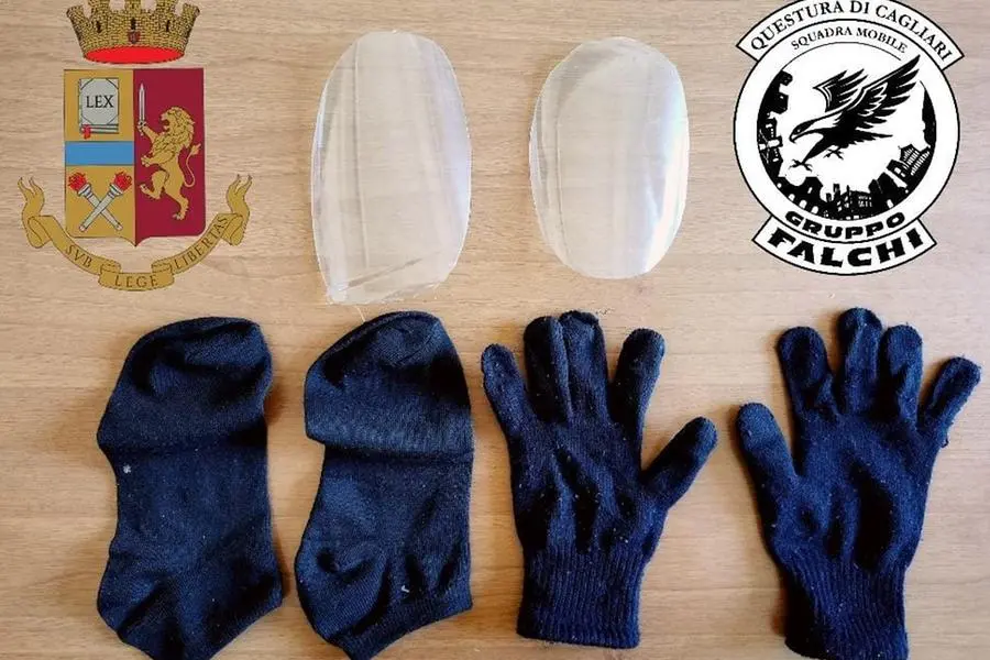 I materiali per lo &quot;scasso&quot; sequestrati alle due donne (foto @Polizia)