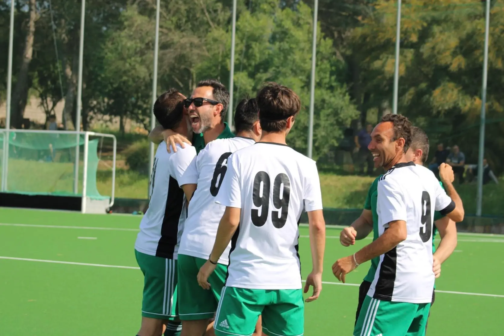 L'esultanza del coach Stefano Tocco e dei giocatori della Juvenilia Uras dopo la vittoria sul Reggio Emilia (Foto Michela Mattana)