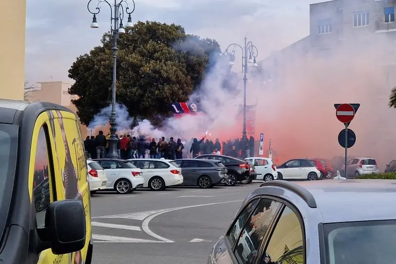 Fumogeni alla fine della messa (Foto: Giorgia Daga)