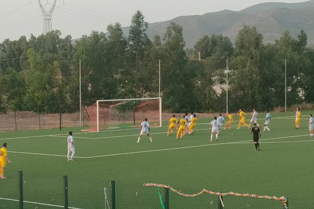 Azione del Terralba F. Bellu nella gara di andata contro la Villacidrese (foto di Giacomo Pala)