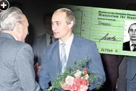 Un giovane Vladimir Putin e la sua tessera della Stasi (foto Bild)