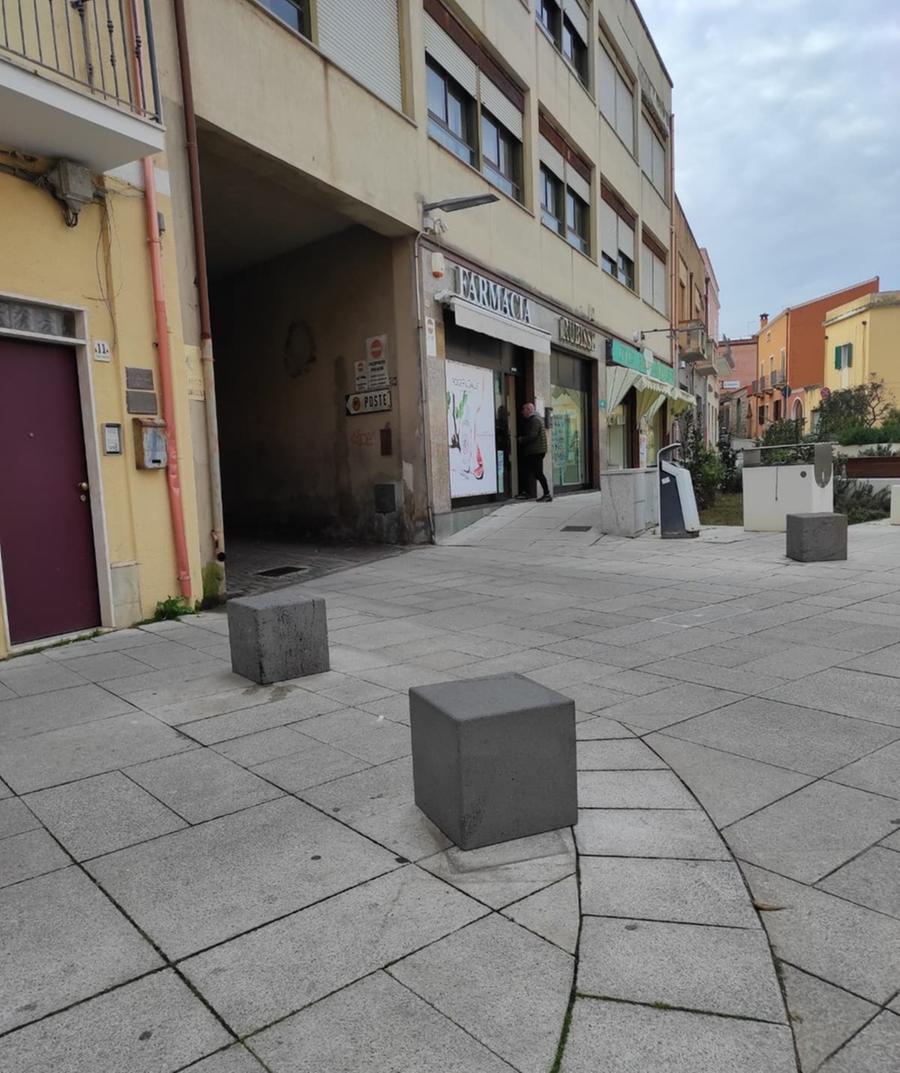 Puzza di fogna in piazza Umberto