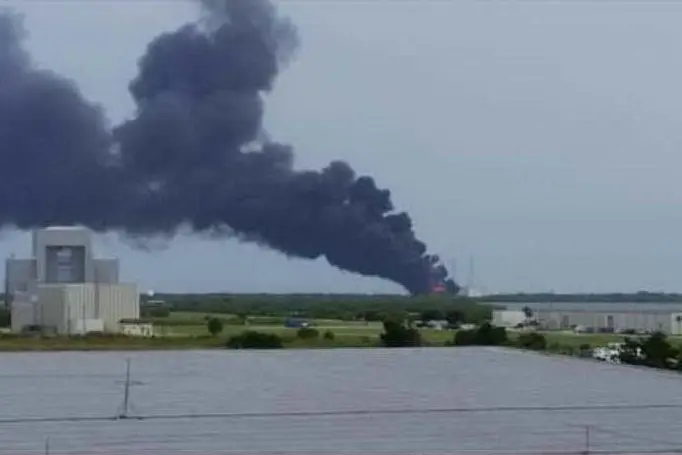 Una doppia esplosione si è verificata al Kennedy Space Center di Cape Canaveral (Florida), foto da Twitter