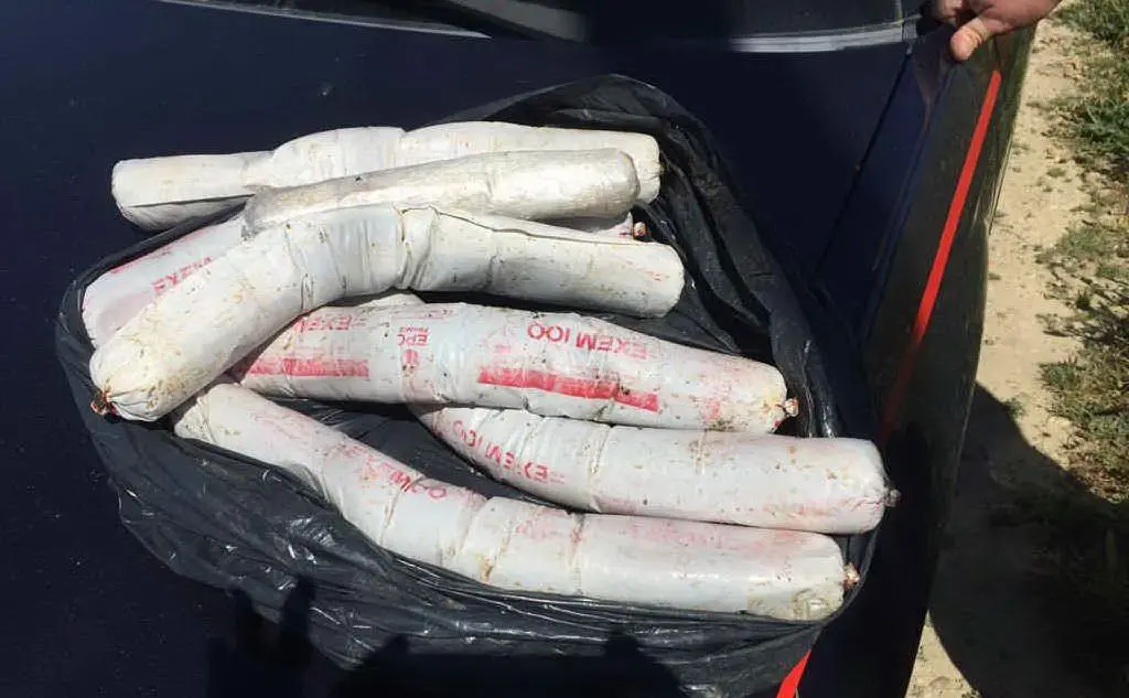 Parte dell'esplosivo sequestrato dai carabinieri